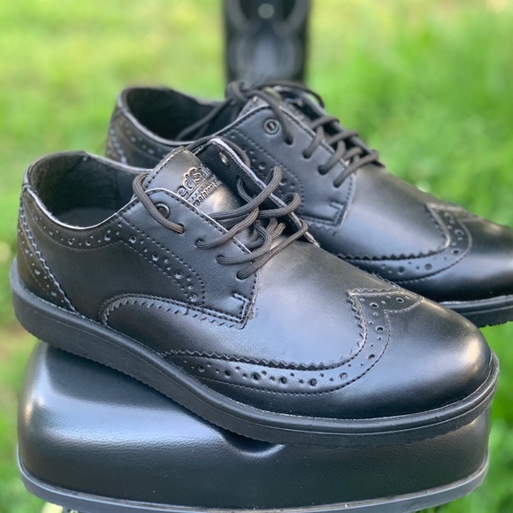 Tredsafe Men's Roman Slip Resistant Wing Tip Shoes - Picture 2 of 12